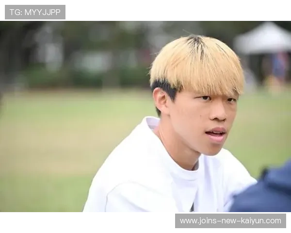 张岩飞飞身摘下茹子楠底线传中球——那一刻，力量与优雅同时落地